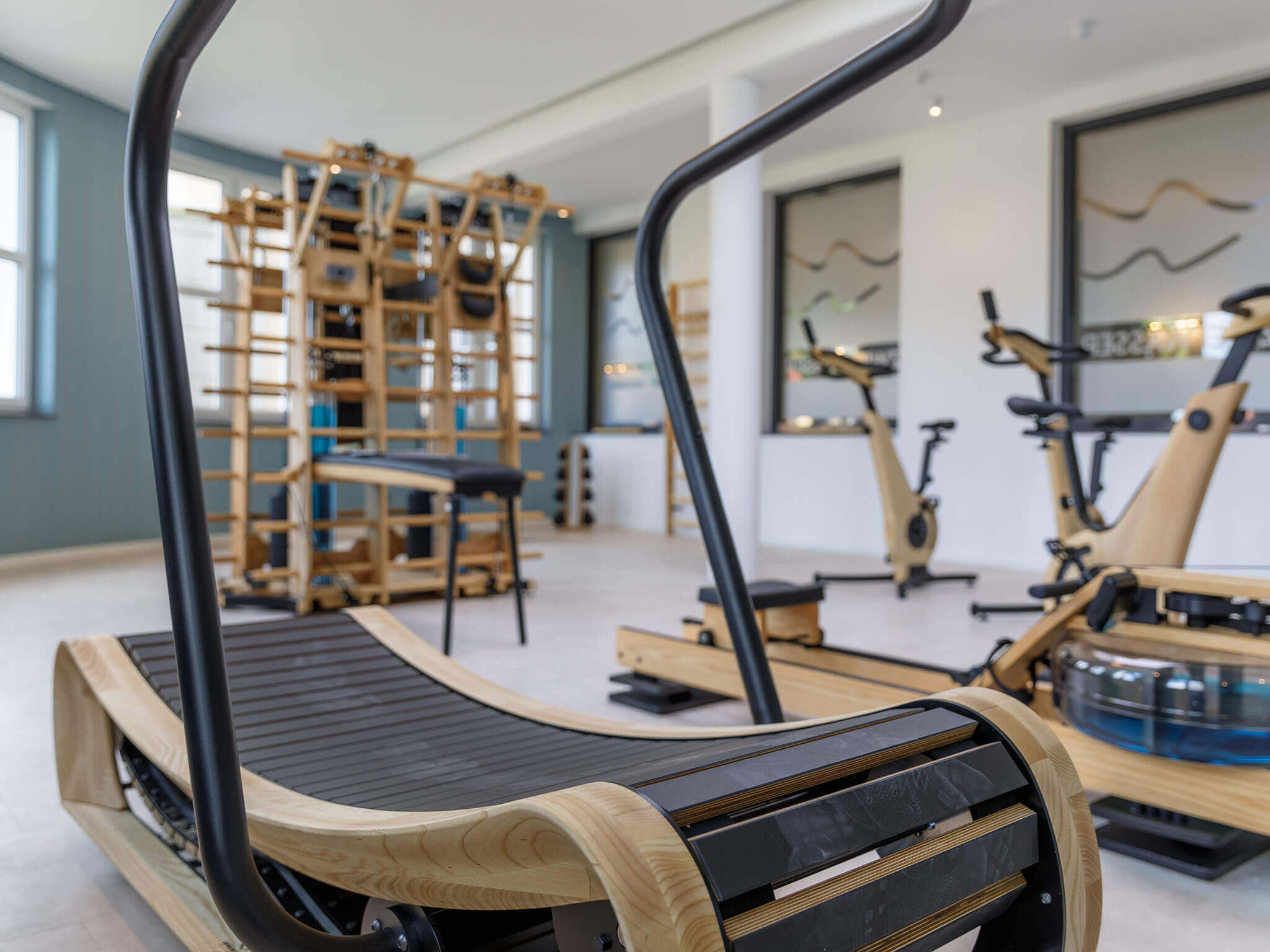 Moderner Fitnessraum in der Apartmentanlage Zwei Wasser